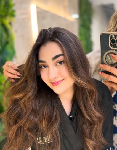 Morena iluminada com ondas volumosas