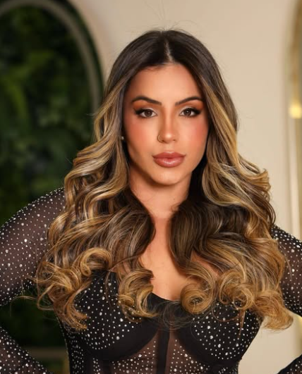 Cabelo ondulado com mechas iluminadas e maquiagem sofisticada